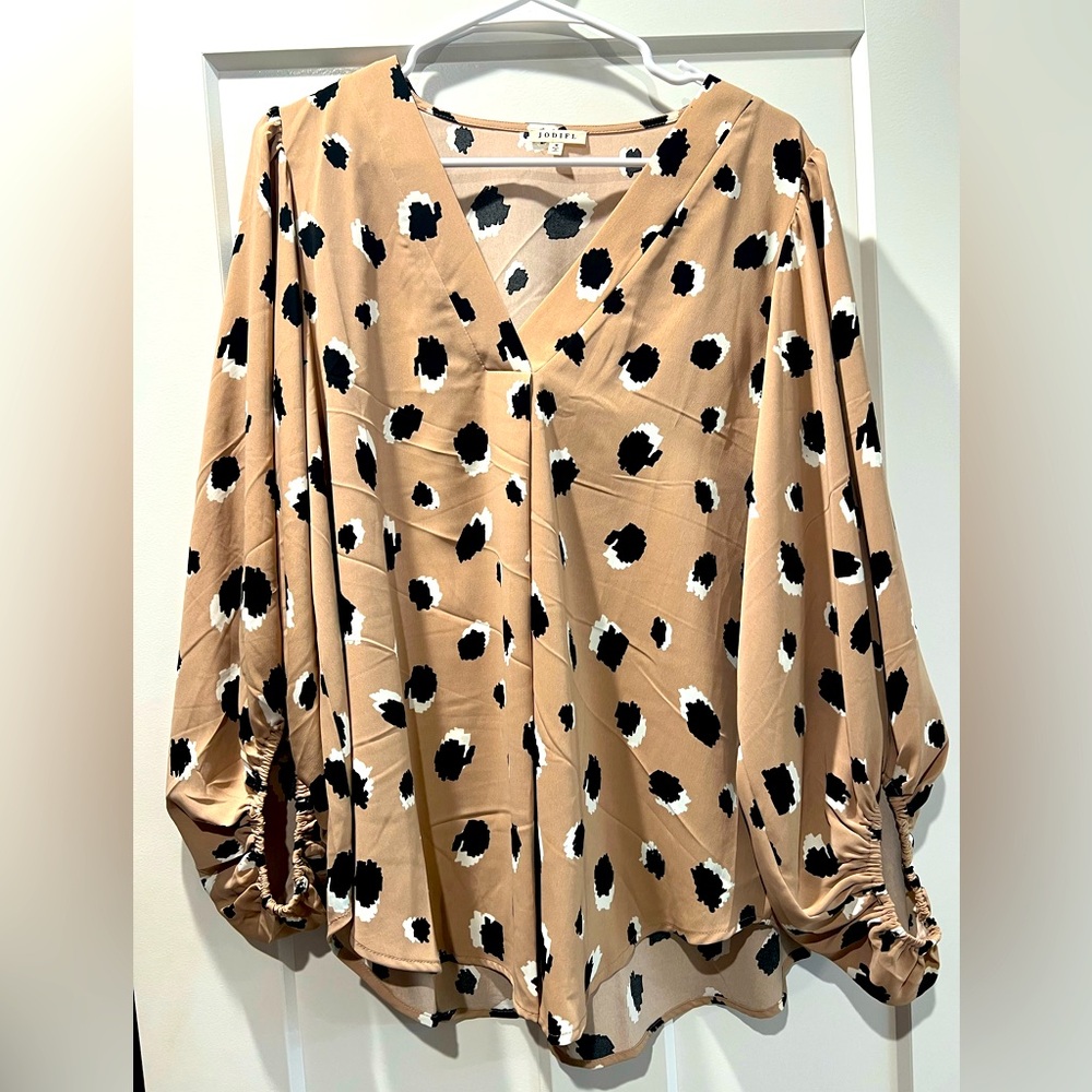 JODIFL, Animal print style blouse with billowy sleeves, size medium